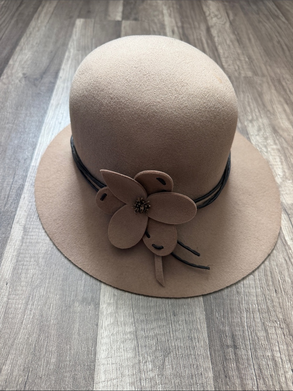 NWOT SEEBERGER Germany Women's Taupe Felt Flower Cloche Hat with Braided Trim